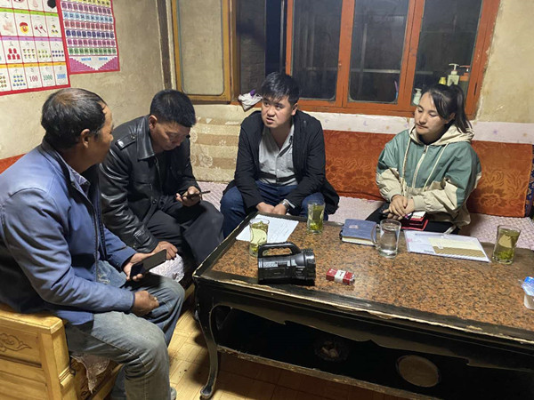 1588842904162352.jpg 圖為木耳鎮(zhèn)紀(jì)檢干事盧建民(左三)連夜在多壩村多壩組奚連德家中了解受災(zāi)情況,排查安全隱患,并宣傳發(fā)生次生災(zāi)害的相關(guān)知識(shí)。_副本.jpg