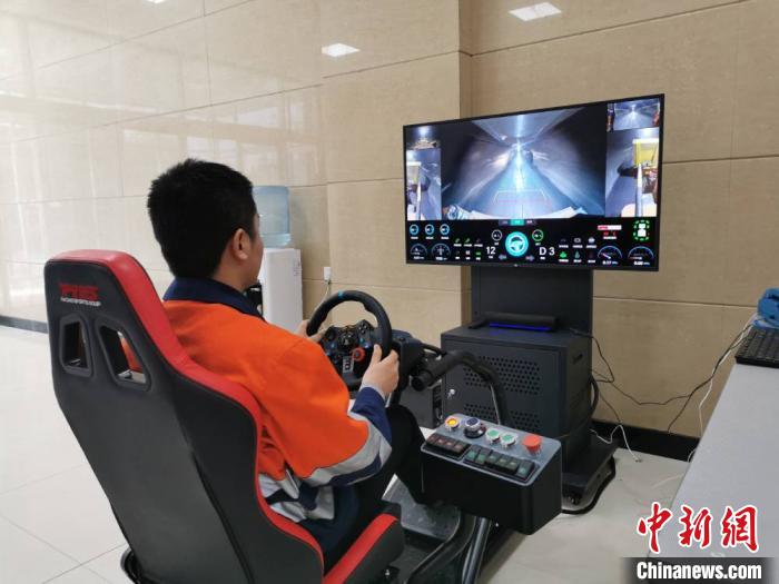 【央媒看甘肅】甘肅千米礦井“5G無(wú)人運(yùn)礦車(chē)”：駕駛員地表操作似“打游戲”