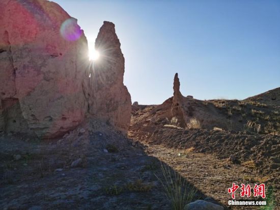 山丹境內的長城是由壕塹和山險為主的漢長城和黃土墻體為主的明長城兩部分組成。 翟繼宗 攝