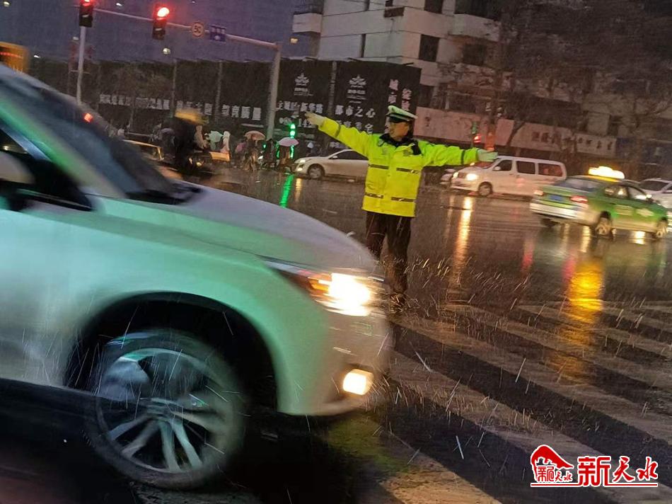 風雪襲來，天水最美“警色”在路上！