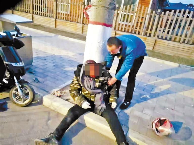 蘭州：騎摩托車男子清晨撞傷 熱心“的哥”全力救助！