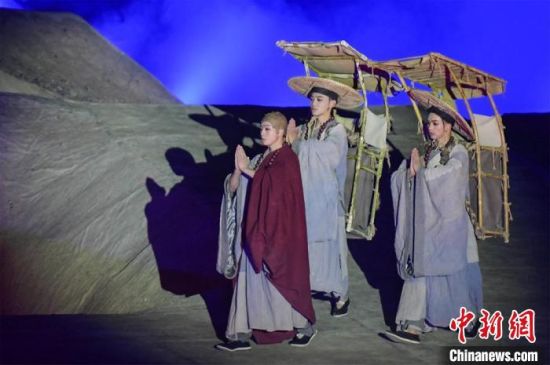 圖為演出現場，該劇獨創360度旋轉并前后移動觀眾席，顛覆傳統劇場舞臺表演模式。　王斌銀 攝