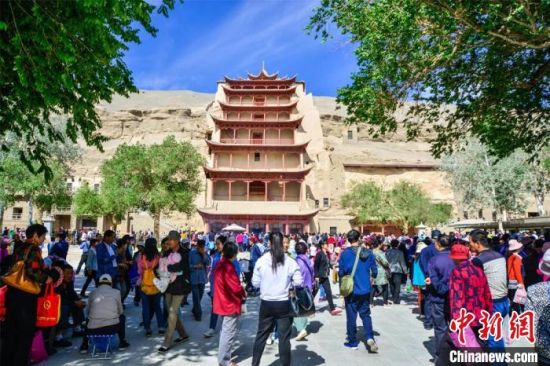 中國農(nóng)歷四月初八，敦煌民眾傳承歷史習(xí)俗，前往莫高窟燒香禮佛、祈福。(資料圖) 王斌銀 攝