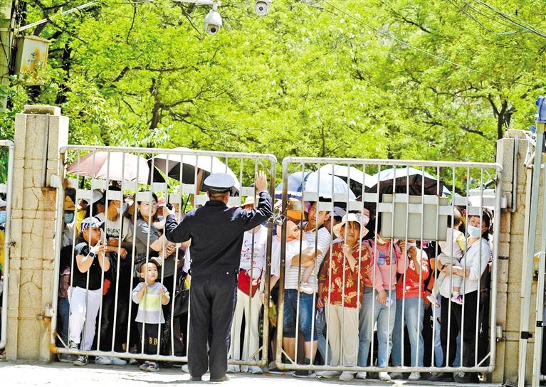 人流如潮 入園游客突破5萬 五泉山公園、蘭州市動物園昨日臨時閉園