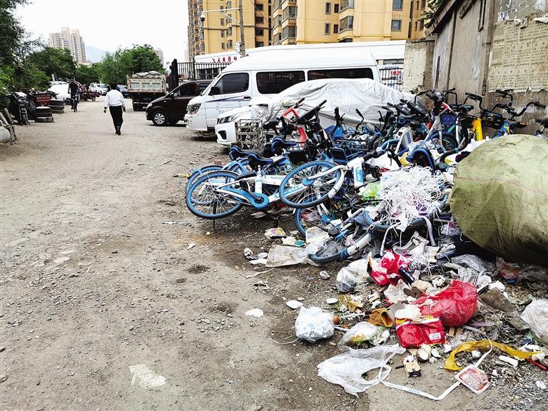 百米土路臟亂差，誰來管？經記者協調，社區組織志愿者進行了清理