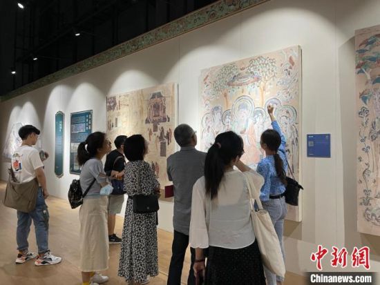 圖為展覽現(xiàn)場?！〗瓧顭?攝
