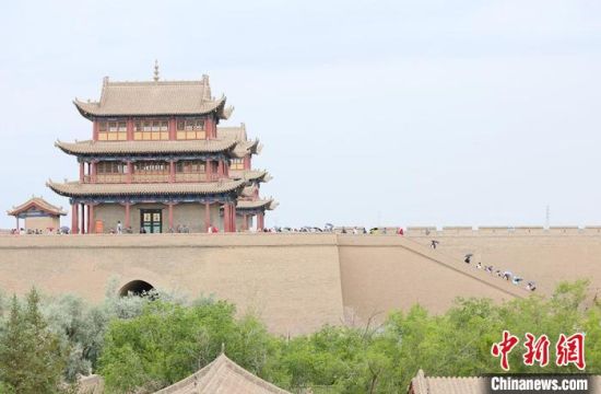 歷經數十載保護修繕的古老關城得以延年益壽，成為了海內外游客“絲路游”的必經打卡地。　高展 攝
