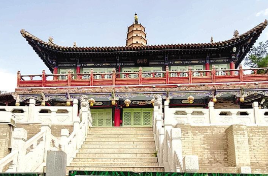 白塔寺閉門謝客，何時開放？管理處：白塔基礎出現病害圍擋施工，預計年底前完工