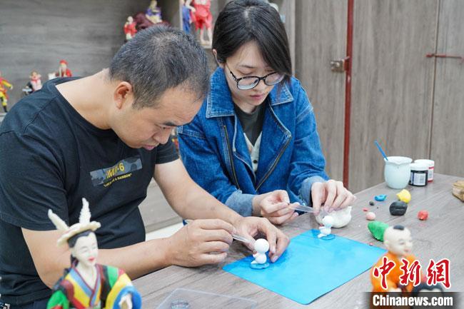 <a target='_blank' data-cke-saved- >中新社</a>記者(右)現(xiàn)場體驗面塑制作過程。 陳爭強 攝 <a target='_blank' data-cke-saved- >中新社</a>記者(右)現(xiàn)場體驗面塑制作過程。 陳爭強 攝