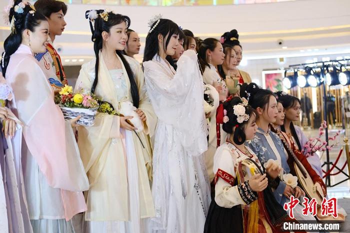 漢服愛好者參加2021年花朝節花神評選。受訪者供圖 點擊進入下一頁
