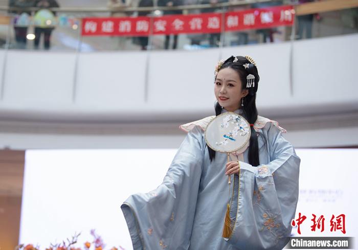 漢服愛好者王一帆參加漢服節活動。受訪者供圖 點擊進入下一頁