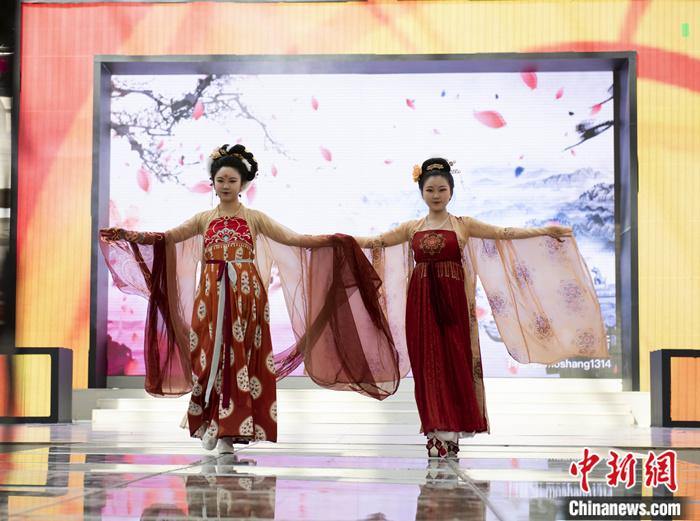 漢服愛好者關嘉美(左)參加漢服秀。受訪者供圖 點擊進入下一頁