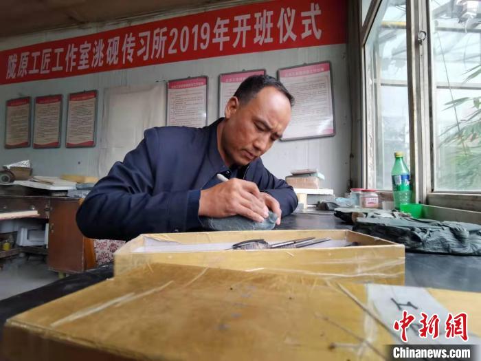 甘肅卓尼洮硯融合文化提升內(nèi)涵:不只一硯一銘,還要一盒一拓