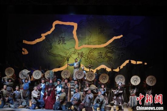 作為隴劇“梅花”，雷通霞在《大禹治水》中甘當“綠葉”，該劇推出后，反響十分熱烈。(資料圖) 楊艷敏 攝