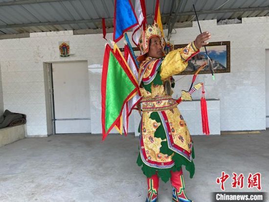 圖為完代才讓在外木村戲臺(tái)出演。　宋子昕 攝