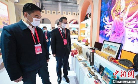 圖為甘肅省副省長孫雪濤(左)與甘肅省文化和旅游廳廳長陳衛中(右)一同參觀“甘肅館”。　甘肅省文化和旅游廳供圖