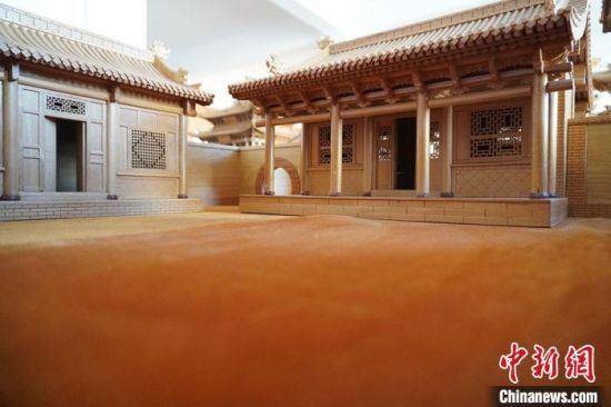 圖為微縮建筑蘭州四合院內(nèi)部結(jié)構(gòu)。　九美旦增 　攝