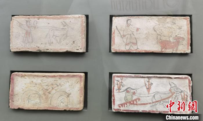 圖為嘉峪關長城博物館館藏文物魏晉墓彩繪畫像磚中豐富多彩的古代農牧業(yè)生產活動。(資料圖) 丁思 攝