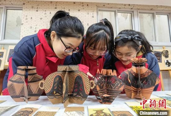 圖為學生用紙創作的立體彩陶。　劉玉桃 攝