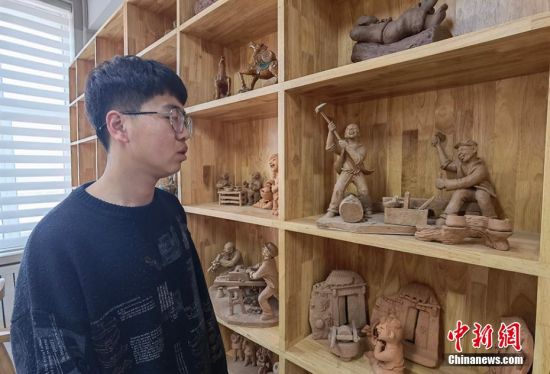 圖為學(xué)生介紹作品。 劉玉桃 攝 圖為學(xué)生介紹作品。 劉玉桃 攝
