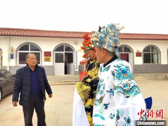 圖為69歲的“苦水高高蹺”國(guó)家級(jí)傳承人巨海全(左一),叮囑徒弟們高高蹺練習(xí)技巧要領(lǐng)。 閆姣 攝 圖為69歲的“苦水高高蹺”國(guó)家級(jí)傳承人巨海全(左一),叮囑徒弟們高高蹺練習(xí)技巧要領(lǐng)。 閆姣 攝
