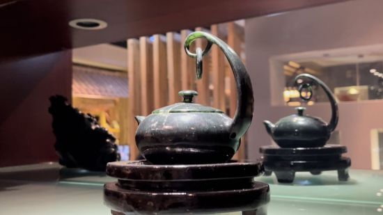 圖為酒泉夜光杯廠里陳列的夜光杯茶藝文化產品——精品懸環玉壺。王牧雨 圖為酒泉夜光杯廠里陳列的夜光杯茶藝文化產品——精品懸環玉壺。王牧雨