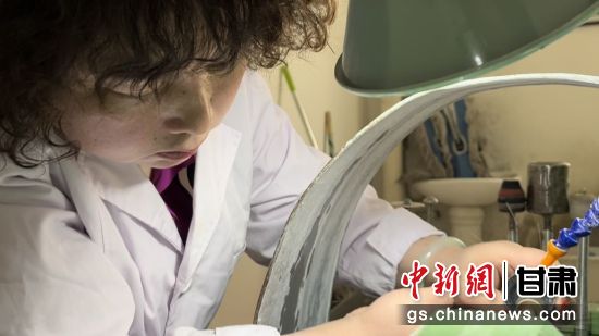 夜光杯制作學徒謝小琴坦言,雖工作枯燥,但是能夠掌握國家級非遺技藝是很自豪的。王牧雨 攝 夜光杯制作學徒謝小琴坦言,雖工作枯燥,但是能夠掌握國家級非遺技藝是很自豪的。王牧雨 攝