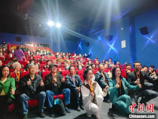 《浴血誓言》主創(chuàng)團隊與到場的紅軍后代合影?！￡愡x斌 攝