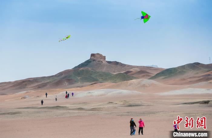 圖為市民正在陽關景區放風箏。 王斌銀 攝 圖為市民正在陽關景區放風箏。 王斌銀 攝