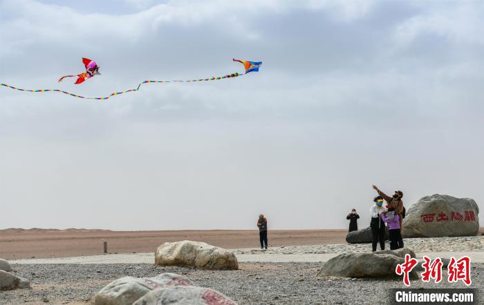 圖為市民正在陽關景區放風箏。 王斌銀 攝 圖為市民正在陽關景區放風箏。 王斌銀 攝