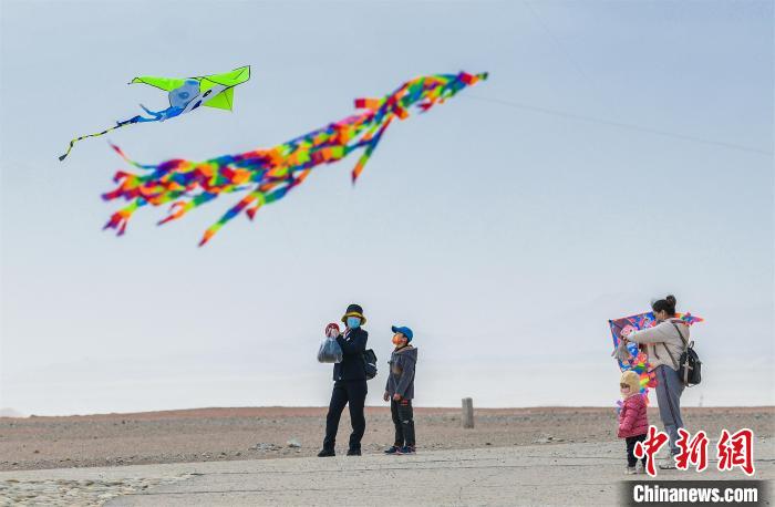 圖為孩童在父母的陪伴下放風箏。 王斌銀 攝 圖為孩童在父母的陪伴下放風箏。 王斌銀 攝