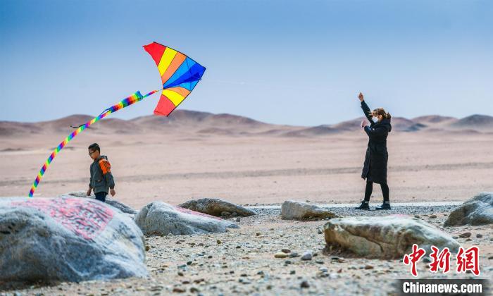 圖為市民正在陽關景區放風箏。 王斌銀 攝 圖為市民正在陽關景區放風箏。 王斌銀 攝