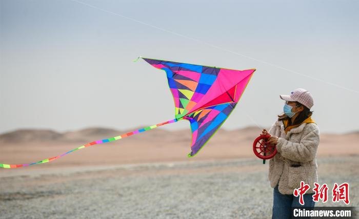 圖為市民正在陽關景區放風箏。 王斌銀 攝 圖為市民正在陽關景區放風箏。 王斌銀 攝