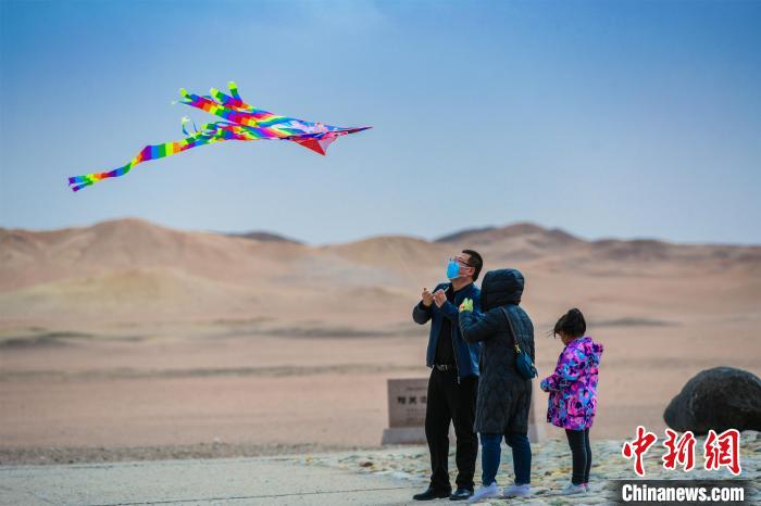 圖為市民正在陽關景區放風箏。 王斌銀 攝 圖為市民正在陽關景區放風箏。 王斌銀 攝