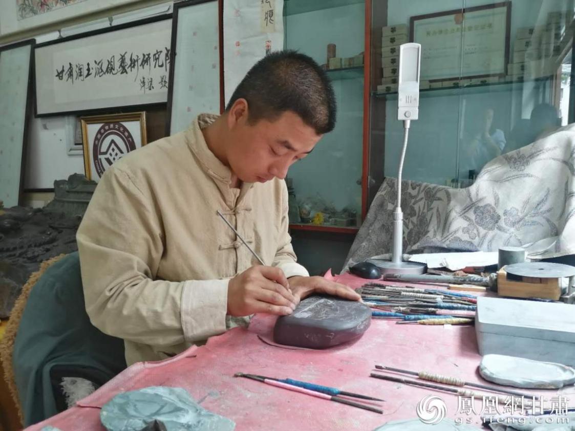 洮硯制作技藝第六代傳人、國家藝術(shù)基金資助青年藝術(shù)家、正高級洮硯雕刻藝術(shù)師李江平十年如一日專注于洮硯制作 圖源自網(wǎng)絡(luò)