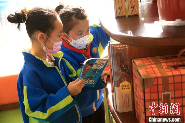 4月23日，不少民眾走進書局閱讀圖書，品味書香，學習敦煌文化，享受讀書快樂。　黃燕 攝