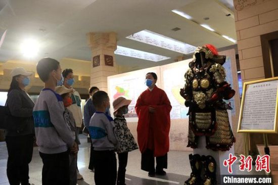 該“唐朝明光鎧”吸引游人圍觀,盡顯中國古代工匠獨(dú)特設(shè)計(jì)和傳統(tǒng)甲胄文化的魅力。 張曉亮 攝 該“唐朝明光鎧”吸引游人圍觀,盡顯中國古代工匠獨(dú)特設(shè)計(jì)和傳統(tǒng)甲胄文化的魅力。 張曉亮 攝