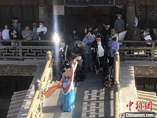 圖為5月以來(lái),“奧大粒”直播現(xiàn)場(chǎng)引游客圍觀。 敦煌市委宣傳部供圖 圖為5月以來(lái),“奧大粒”直播現(xiàn)場(chǎng)引游客圍觀。 敦煌市委宣傳部供圖