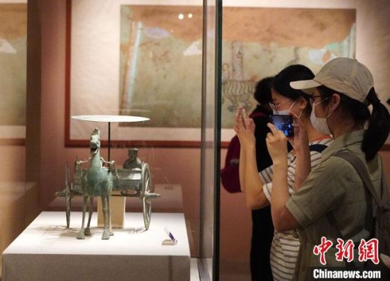圖為參觀者參觀“大道攸歸：五涼文化展”展陳文物。　九美旦增 攝