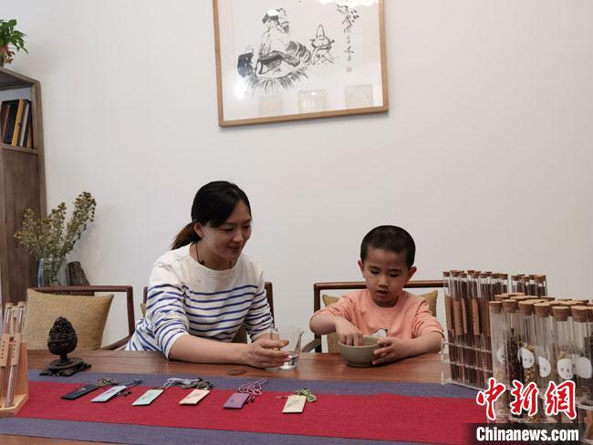 圖為魯雯為小學(xué)員授課和培訓(xùn)。　馮志軍 攝