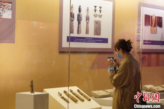 圖為游客在博物館內(nèi)有序參觀,感受五涼文化。 九美旦增 攝 圖為游客在博物館內(nèi)有序參觀,感受五涼文化。 九美旦增 攝