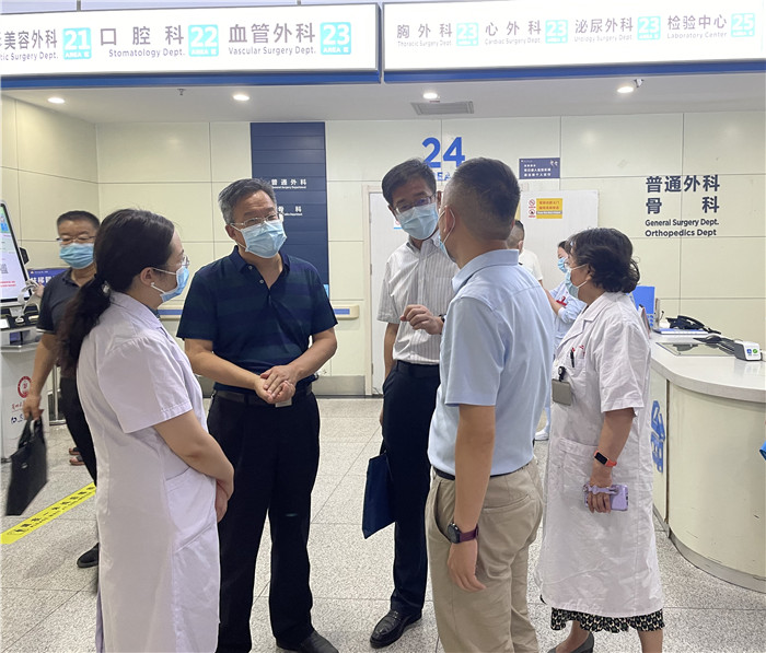 1658410170847477.jpg 7月12日,甘肅省紀委監委派駐省衛健委紀檢監察組紀檢監察干部在蘭大二院門診開展疫情防控監督檢查。魏雪 攝.jpg