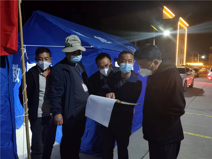 1658410538832964.jpg 7月19日,甘南州瑪曲縣紀委監委督查組在德吉小區卡點督導疫情防控工作。仲海濤 攝.jpg