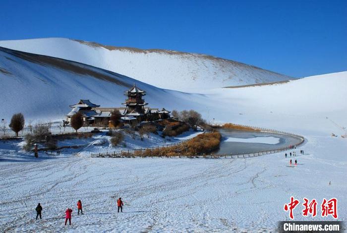 敦煌市鳴沙山月牙泉雪景如畫。(資料圖) 張曉亮 　攝