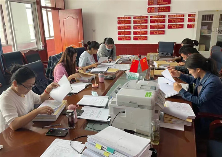 2022年9月12日，甘南州碌曲縣紀(jì)委監(jiān)委發(fā)揮”室組地“聯(lián)動機制，在縣衛(wèi)健系統(tǒng)開展八個重點領(lǐng)域?qū)ｍ椂讲椤?jpg