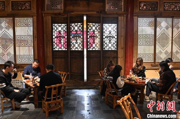 圖為甘肅天水市秦州區平南鎮蘇灣村民俗莊園內的“圍爐煮茶”網紅打卡點。(資料圖) 李亞龍 攝 圖為甘肅天水市秦州區平南鎮蘇灣村民俗莊園內的“圍爐煮茶”網紅打卡點。(資料圖) 李亞龍 攝