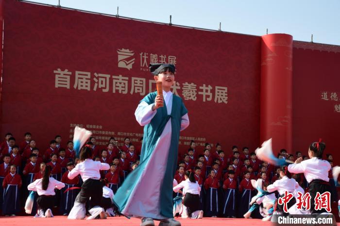 圖為學(xué)生們?cè)陂_(kāi)幕式上誦讀經(jīng)典。 梁照曾 攝 圖為學(xué)生們?cè)陂_(kāi)幕式上誦讀經(jīng)典。 梁照曾 攝