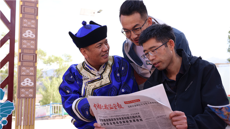 1687735072399605.jpg 2023年6月8日,甘肅省張掖市肅南裕固族自治縣紅灣寺鎮紀委工作人員在一小區廉政文化主題廣場與社區居民拉家常,宣傳廉潔知識,共話廉潔文化.jpg