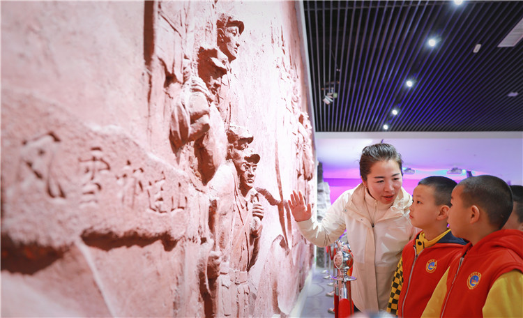 1687735200281176.jpg 張掖市高臺縣第四幼兒園黨支部組織大班幼兒走進紅西路軍烈士紀念館瞻仰革命先烈事跡。.jpg