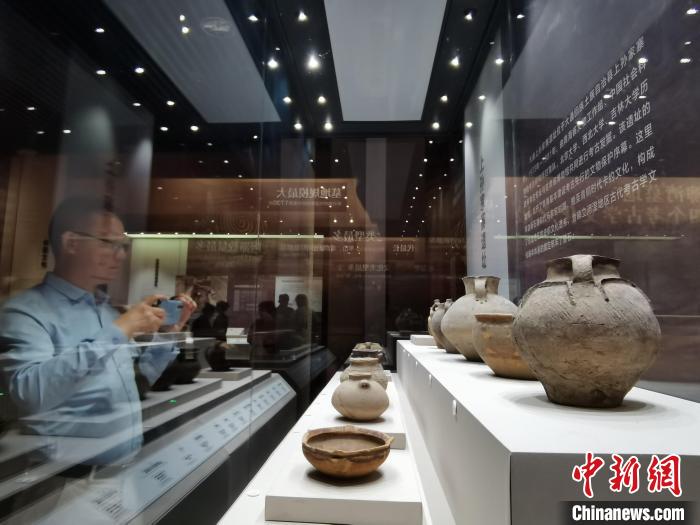 圖為河湟文化博物館展陳的陶器?！執砀?攝